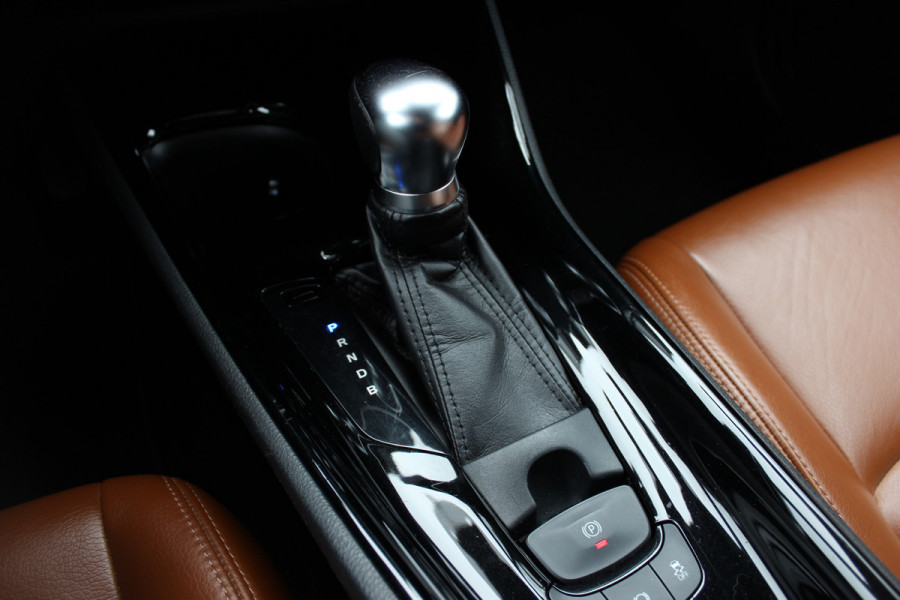 Toyota C-HR 1.8 Hybrid Executive / Trekhaak / Bruin leder / Camera / 18 inch / Led Koplampen / Stoelverwarming