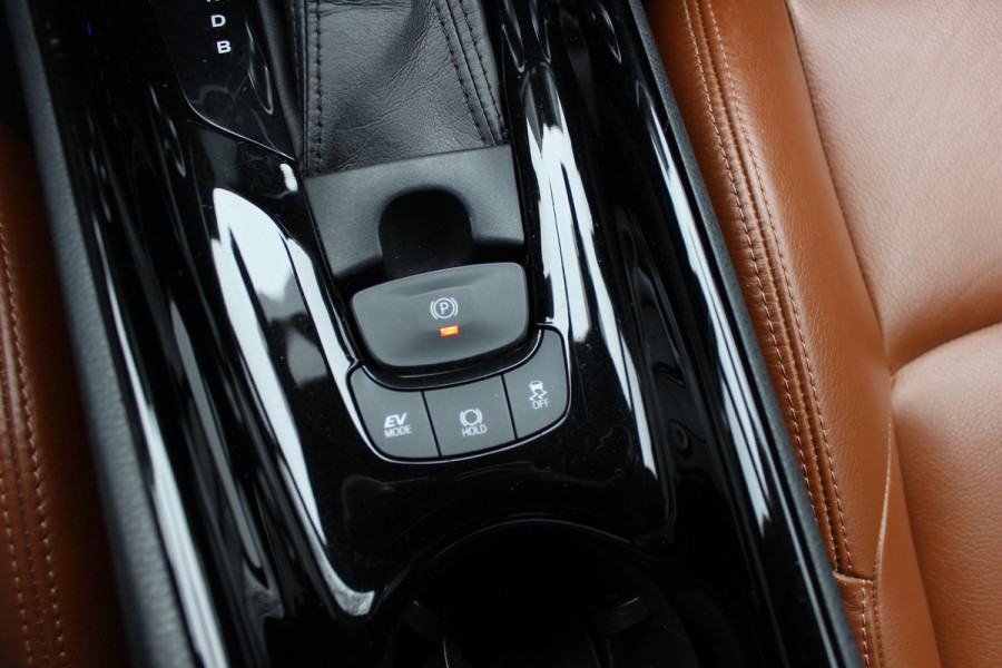 Toyota C-HR 1.8 Hybrid Executive / Trekhaak / Bruin leder / Camera / 18 inch / Led Koplampen / Stoelverwarming