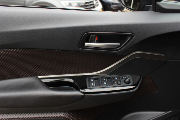 Toyota C-HR 1.8 Hybrid Executive / Trekhaak / Bruin leder / Camera / 18 inch / Led Koplampen / Stoelverwarming