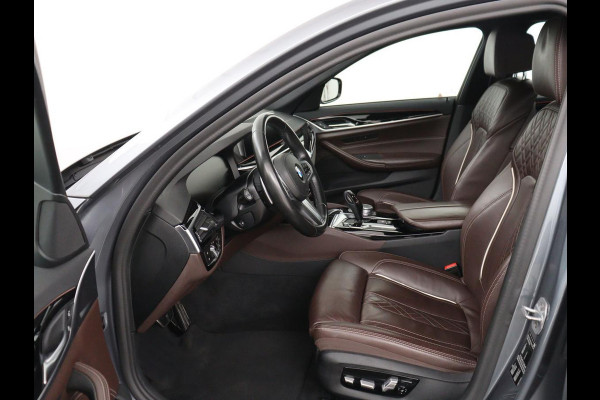 BMW 5 Serie 520i M Sport | Nappaleder | Head-Up | Stoelverwarming | Camera | Carplay | Sfeerverlichting | 20'' | Live Cockpit | Navigatie | Park Assist | Full LED