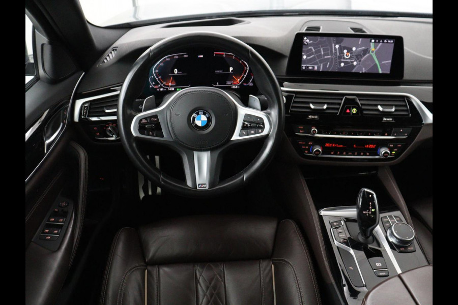 BMW 5 Serie 520i M Sport | Nappaleder | Head-Up | Stoelverwarming | Camera | Carplay | Sfeerverlichting | 20'' | Live Cockpit | Navigatie | Park Assist | Full LED