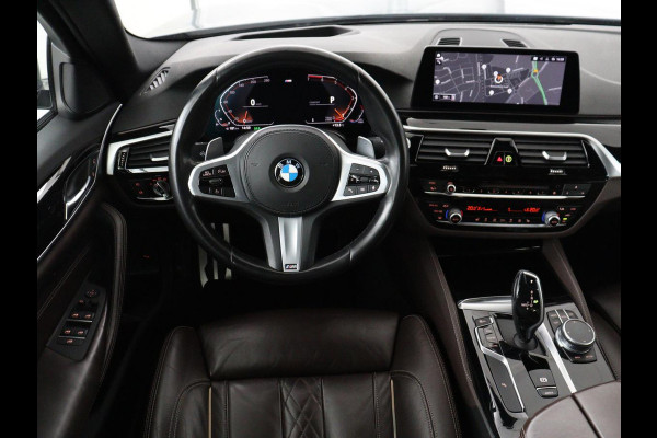 BMW 5 Serie 520i M Sport | Nappaleder | Head-Up | Stoelverwarming | Camera | Carplay | Sfeerverlichting | 20'' | Live Cockpit | Navigatie | Park Assist | Full LED