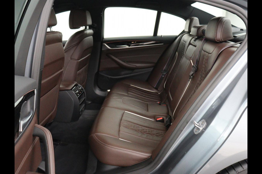 BMW 5 Serie 520i M Sport | Nappaleder | Head-Up | Stoelverwarming | Camera | Carplay | Sfeerverlichting | 20'' | Live Cockpit | Navigatie | Park Assist | Full LED
