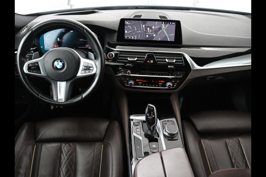 BMW 5 Serie 520i M Sport | Nappaleder | Head-Up | Stoelverwarming | Camera | Carplay | Sfeerverlichting | 20'' | Live Cockpit | Navigatie | Park Assist | Full LED