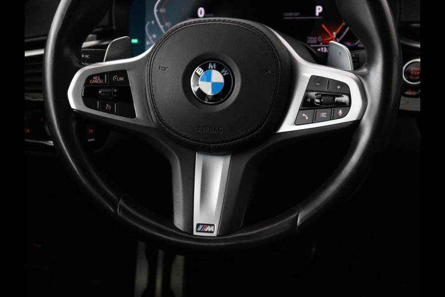 BMW 5 Serie 520i M Sport | Nappaleder | Head-Up | Stoelverwarming | Camera | Carplay | Sfeerverlichting | 20'' | Live Cockpit | Navigatie | Park Assist | Full LED