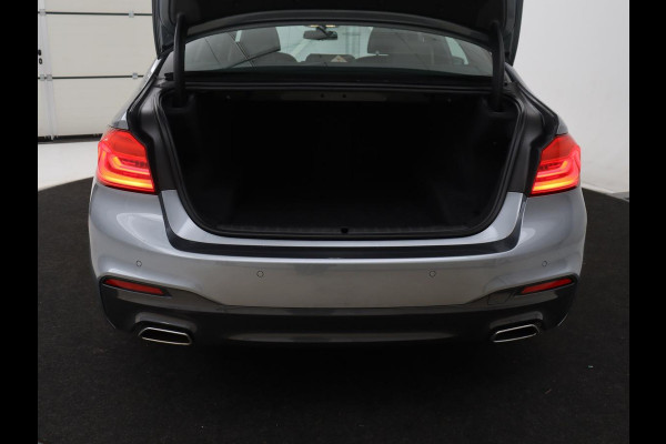 BMW 5 Serie 520i M Sport | Nappaleder | Head-Up | Stoelverwarming | Camera | Carplay | Sfeerverlichting | 20'' | Live Cockpit | Navigatie | Park Assist | Full LED