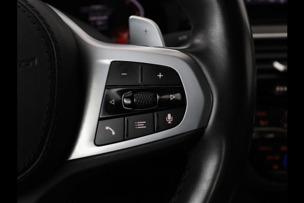 BMW 5 Serie 520i M Sport | Nappaleder | Head-Up | Stoelverwarming | Camera | Carplay | Sfeerverlichting | 20'' | Live Cockpit | Navigatie | Park Assist | Full LED