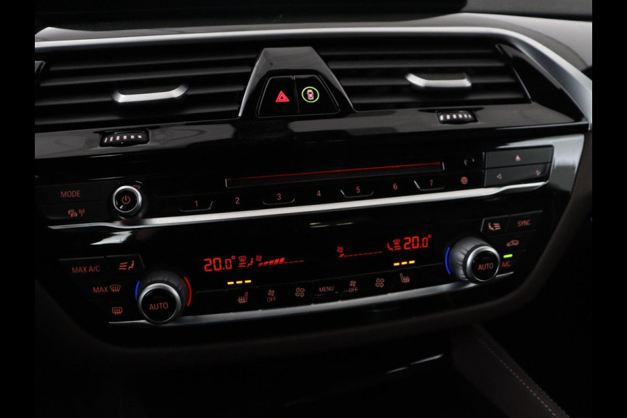 BMW 5 Serie 520i M Sport | Nappaleder | Head-Up | Stoelverwarming | Camera | Carplay | Sfeerverlichting | 20'' | Live Cockpit | Navigatie | Park Assist | Full LED