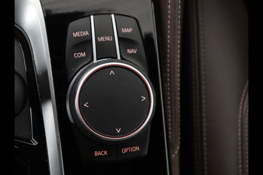 BMW 5 Serie 520i M Sport | Nappaleder | Head-Up | Stoelverwarming | Camera | Carplay | Sfeerverlichting | 20'' | Live Cockpit | Navigatie | Park Assist | Full LED