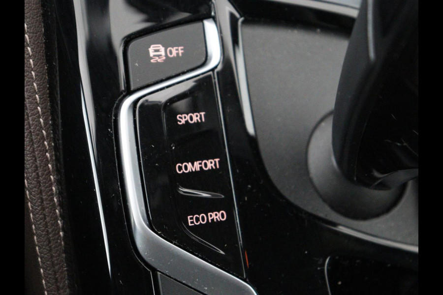 BMW 5 Serie 520i M Sport | Nappaleder | Head-Up | Stoelverwarming | Camera | Carplay | Sfeerverlichting | 20'' | Live Cockpit | Navigatie | Park Assist | Full LED