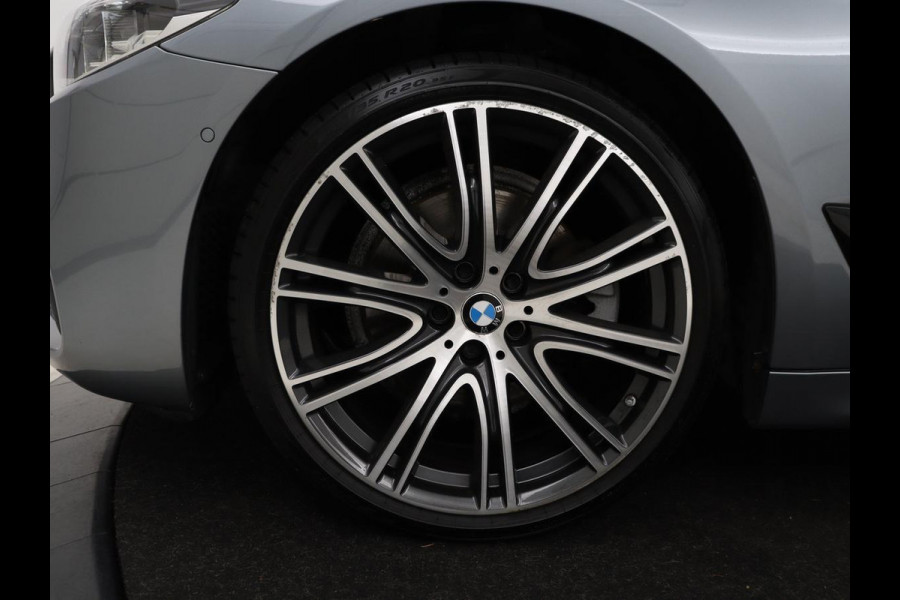 BMW 5 Serie 520i M Sport | Nappaleder | Head-Up | Stoelverwarming | Camera | Carplay | Sfeerverlichting | 20'' | Live Cockpit | Navigatie | Park Assist | Full LED