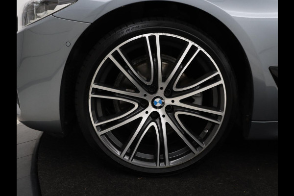 BMW 5 Serie 520i M Sport | Nappaleder | Head-Up | Stoelverwarming | Camera | Carplay | Sfeerverlichting | 20'' | Live Cockpit | Navigatie | Park Assist | Full LED