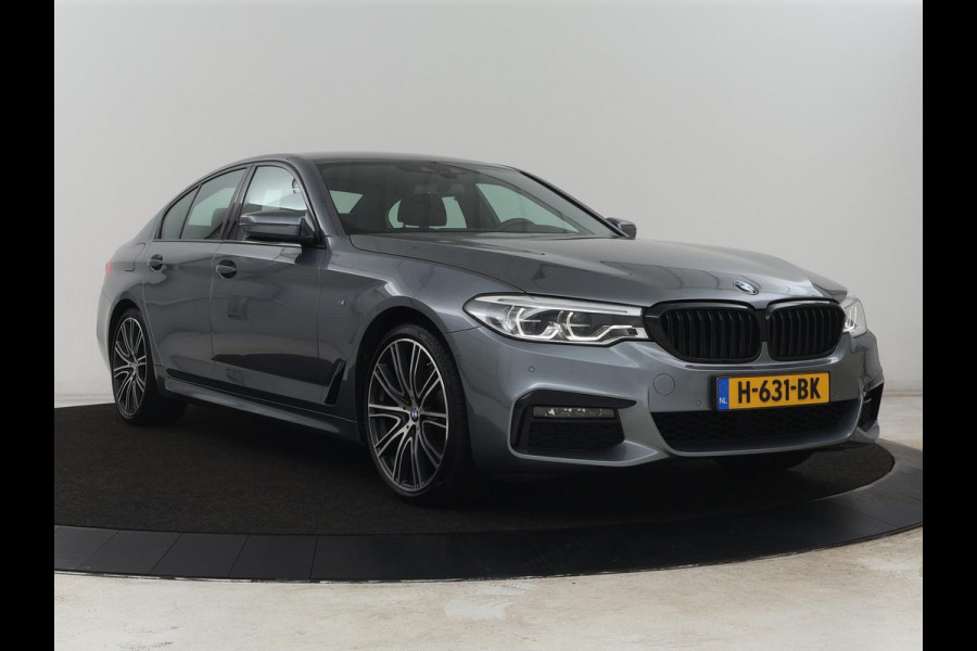 BMW 5 Serie 520i M Sport | Nappaleder | Head-Up | Stoelverwarming | Camera | Carplay | Sfeerverlichting | 20'' | Live Cockpit | Navigatie | Park Assist | Full LED