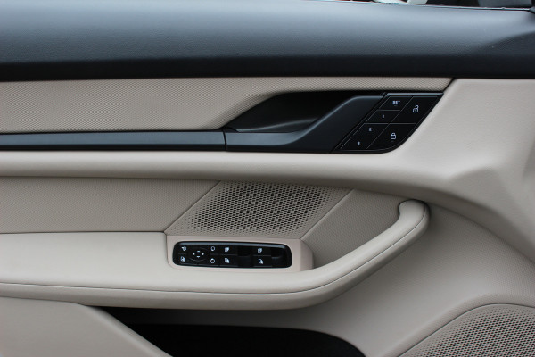 Porsche Taycan Sport Turismo 4S 93 kWh / Panoramadak / 360Camera / Head-up / Accu Performance+ / 21'' / Achterasbesturing / Luchtvering / Keyless / Stoel+Stuurverwarming / DAB / ACC