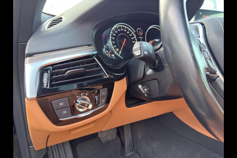 BMW 5 Serie 520i High Executive | Leder | Schuif/Kanteldak | 19"| Comfortstoelen met geheugen |