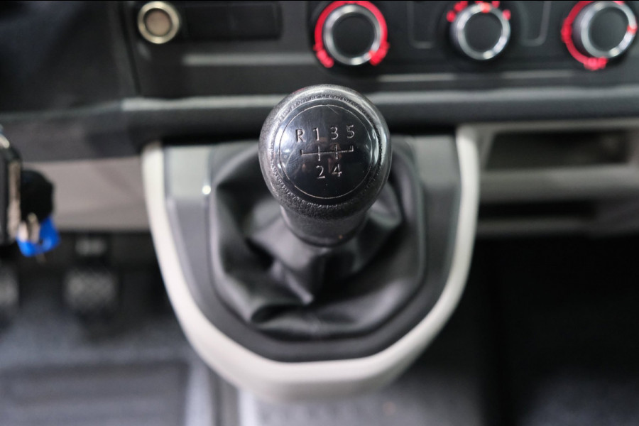 Volkswagen Transporter 2.0 TDI L2H1 - N.A.P. Airco, Cruise, Trekhaak.