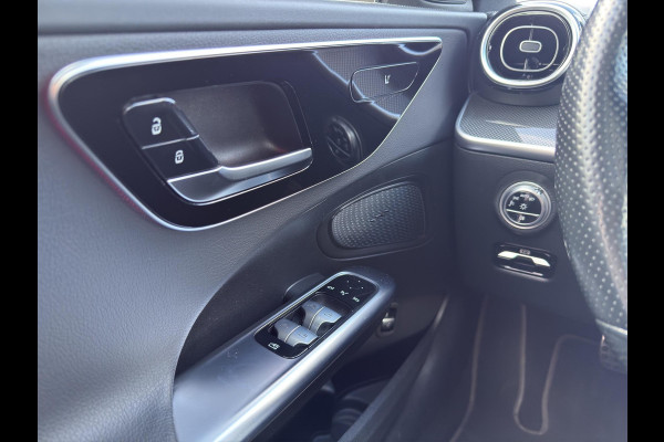 Mercedes-Benz C-Klasse 180 AMG Line | 19"| Panoramadak | Camera | Keyless | Led | Sfeer |