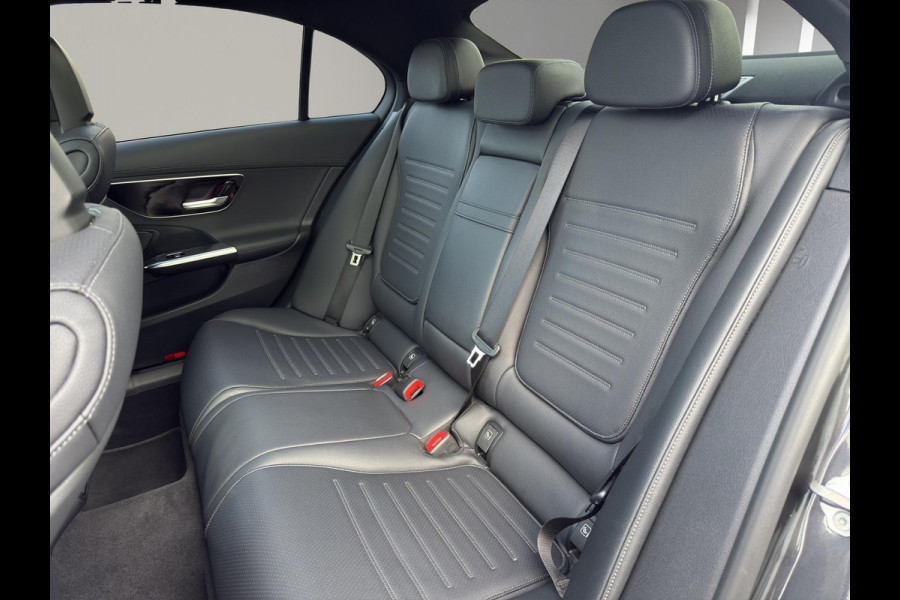 Mercedes-Benz C-Klasse 180 AMG Line | 19"| Panoramadak | Camera | Keyless | Led | Sfeer |