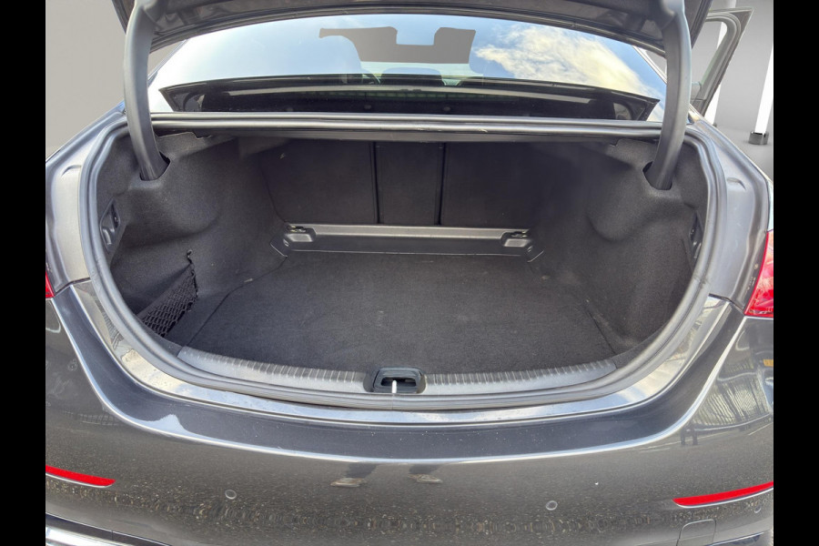 Mercedes-Benz C-Klasse 180 AMG Line | 19"| Panoramadak | Camera | Keyless | Led | Sfeer |