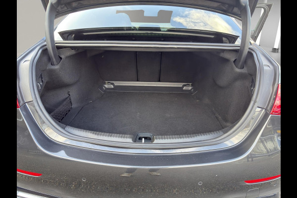 Mercedes-Benz C-Klasse 180 AMG Line | 19"| Panoramadak | Camera | Keyless | Led | Sfeer |