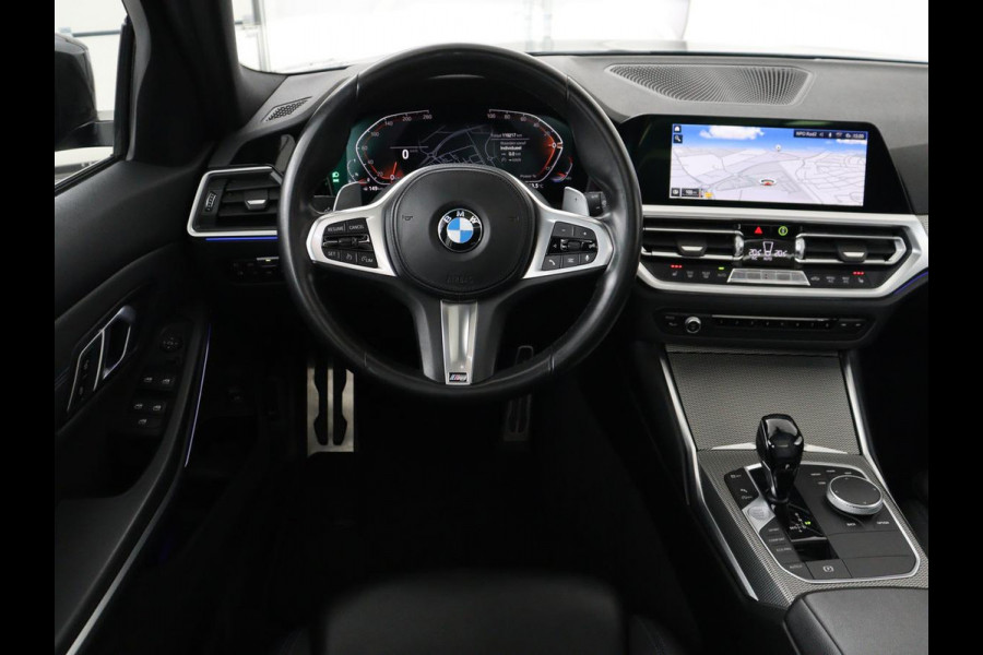 BMW 3 Serie 318i M Sport | Panoramadak | Stoelverwarming | Leder/Alcantara | Carplay | Live Cockpit | Sportstoelen | Full LED | Navigatie | Parkeerhulp | Climate control