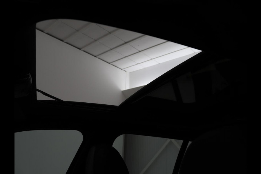 BMW 3 Serie 318i M Sport | Panoramadak | Stoelverwarming | Leder/Alcantara | Carplay | Live Cockpit | Sportstoelen | Full LED | Navigatie | Parkeerhulp | Climate control