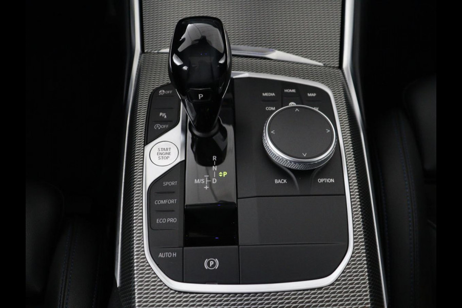 BMW 3 Serie 318i M Sport | Panoramadak | Stoelverwarming | Leder/Alcantara | Carplay | Live Cockpit | Sportstoelen | Full LED | Navigatie | Parkeerhulp | Climate control