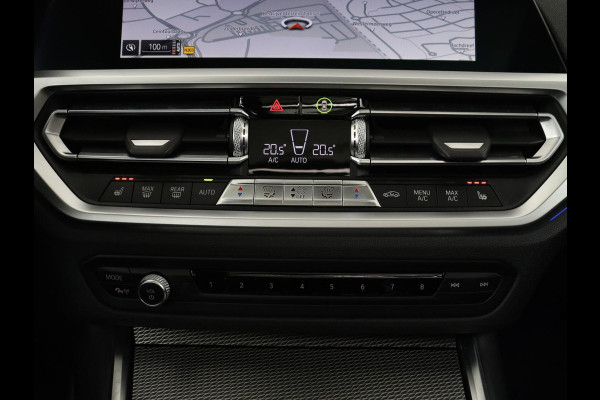 BMW 3 Serie 318i M Sport | Panoramadak | Stoelverwarming | Leder/Alcantara | Carplay | Live Cockpit | Sportstoelen | Full LED | Navigatie | Parkeerhulp | Climate control