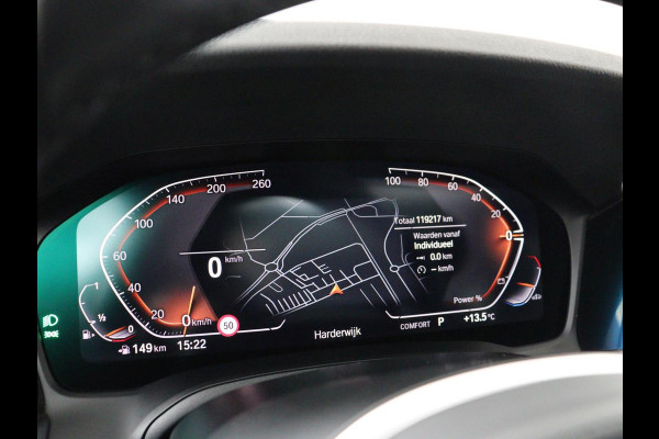BMW 3 Serie 318i M Sport | Panoramadak | Stoelverwarming | Leder/Alcantara | Carplay | Live Cockpit | Sportstoelen | Full LED | Navigatie | Parkeerhulp | Climate control