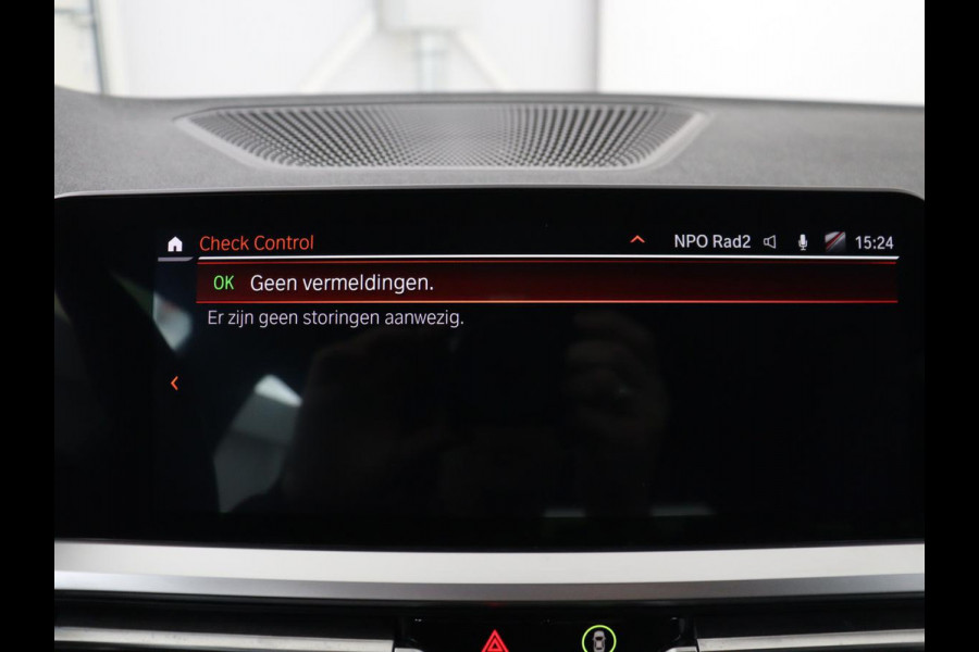 BMW 3 Serie 318i M Sport | Panoramadak | Stoelverwarming | Leder/Alcantara | Carplay | Live Cockpit | Sportstoelen | Full LED | Navigatie | Parkeerhulp | Climate control