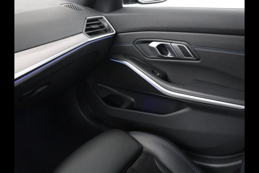 BMW 3 Serie 318i M Sport | Panoramadak | Stoelverwarming | Leder/Alcantara | Carplay | Live Cockpit | Sportstoelen | Full LED | Navigatie | Parkeerhulp | Climate control
