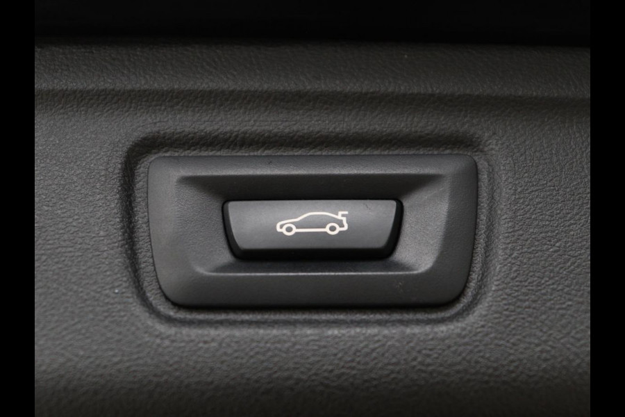 BMW 3 Serie 318i M Sport | Panoramadak | Stoelverwarming | Leder/Alcantara | Carplay | Live Cockpit | Sportstoelen | Full LED | Navigatie | Parkeerhulp | Climate control