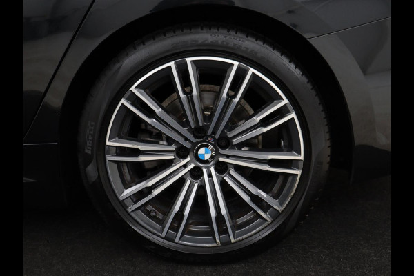 BMW 3 Serie 318i M Sport | Panoramadak | Stoelverwarming | Leder/Alcantara | Carplay | Live Cockpit | Sportstoelen | Full LED | Navigatie | Parkeerhulp | Climate control