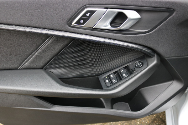 BMW 1-serie 118i Executive Edition Autom Xenon Led Navi Sportzetels 17inch Bj:2020