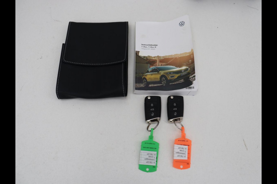 Volkswagen T-Roc 1.5 TSI Sport | Panoramadak | Adaptive cruise | Keyless | Carplay | Navigatie | Full LED | Virtual Cockpit | Climate control | Parkeerhulp | Bluetooth