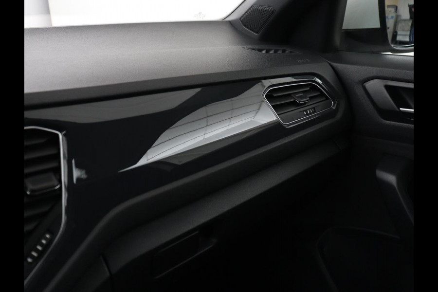 Volkswagen T-Roc 1.5 TSI Sport | Panoramadak | Adaptive cruise | Keyless | Carplay | Navigatie | Full LED | Virtual Cockpit | Climate control | Parkeerhulp | Bluetooth