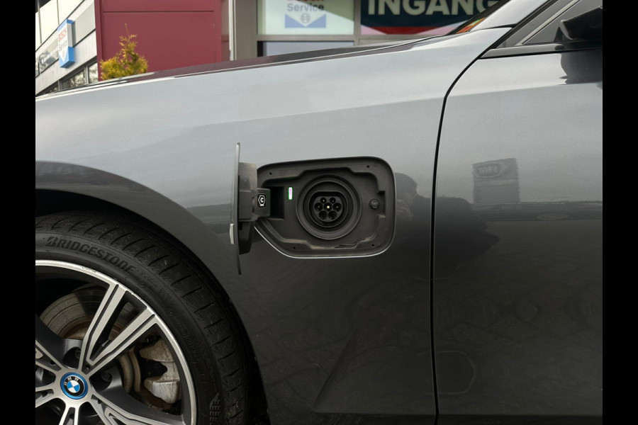 BMW 3 Serie Touring 320e Business Edition Plus | M sport | Pano | HUD | Leder