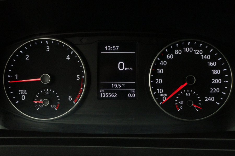 Volkswagen Transporter 2.0 TDI 150 PK L2H1 Highline 3-Zits, Verwarmde Voorruit, Apple Carplay, Cruise, PDC, DAB, Trekhaak, 18''