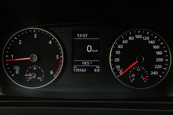 Volkswagen Transporter 2.0 TDI 150 PK L2H1 Highline 3-Zits, Verwarmde Voorruit, Apple Carplay, Cruise, PDC, DAB, Trekhaak, 18''