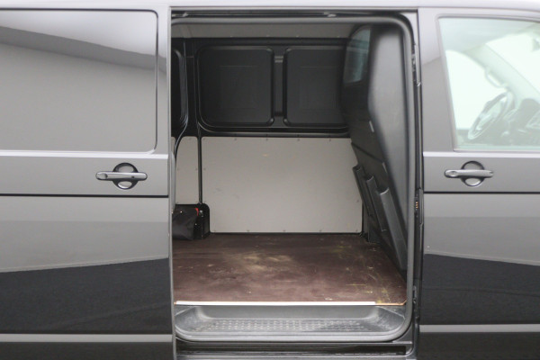 Volkswagen Transporter 2.0 TDI 150 PK L2H1 Highline 3-Zits, Verwarmde Voorruit, Apple Carplay, Cruise, PDC, DAB, Trekhaak, 18''