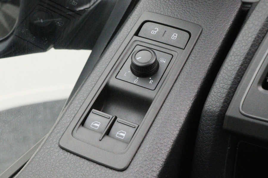 Volkswagen Transporter 2.0 TDI 150 PK L2H1 Highline 3-Zits, Verwarmde Voorruit, Apple Carplay, Cruise, PDC, DAB, Trekhaak, 18''