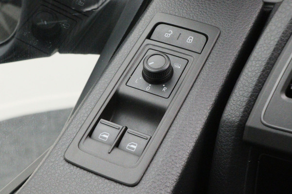 Volkswagen Transporter 2.0 TDI 150 PK L2H1 Highline 3-Zits, Verwarmde Voorruit, Apple Carplay, Cruise, PDC, DAB, Trekhaak, 18''