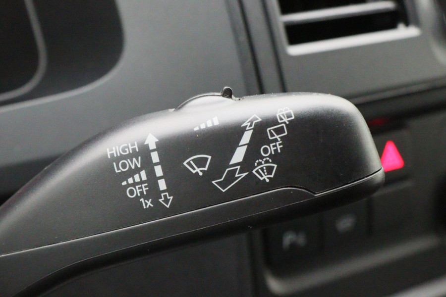 Volkswagen Transporter 2.0 TDI 150 PK L2H1 Highline 3-Zits, Verwarmde Voorruit, Apple Carplay, Cruise, PDC, DAB, Trekhaak, 18''