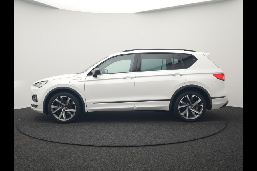 Seat Tarraco 1.4 TSI e-Hybrid FR Plug In Hybrid 245pk Dealer O.H. PHEV | Trekhaak Af Fabriek | Adaptive Cruise | 360 Camera | Alcantara Sportstoelen Memory & Verwarmd | Sfeerverlichting | Stuur Verwarmd | Keyless | Apple Carplay | Navigatie | DAB |