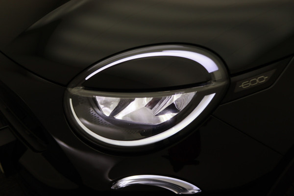 Fiat 600 1.2 Hybrid La Prima Leer, ACC, Keyless, Apple Carplay, Stoelverwarming, 18"