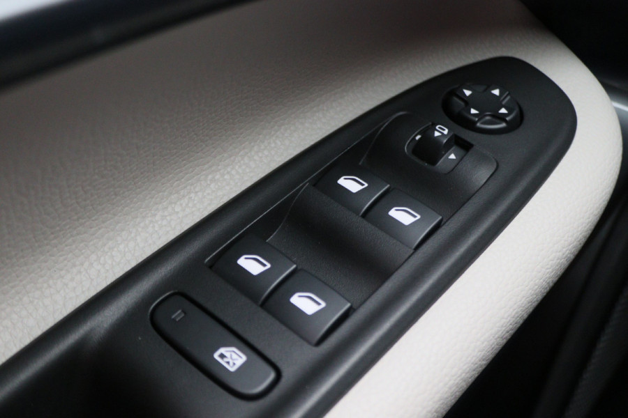 Fiat 600 1.2 Hybrid La Prima Leer, ACC, Keyless, Apple Carplay, Stoelverwarming, 18"