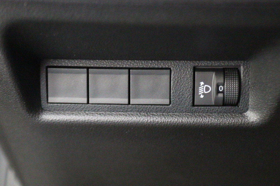 Fiat 600 1.2 Hybrid La Prima Leer, ACC, Keyless, Apple Carplay, Stoelverwarming, 18"