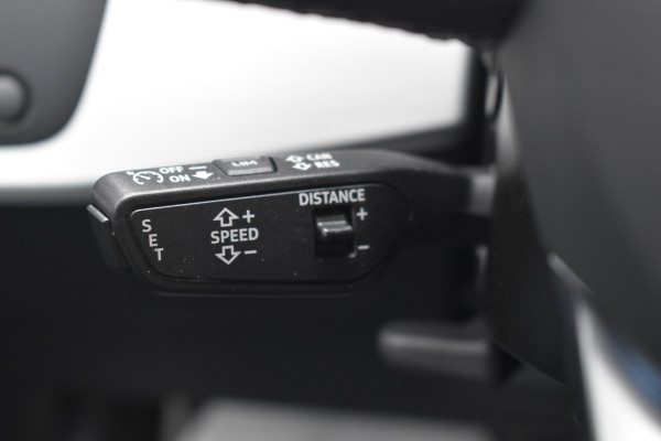 Audi A4 Limousine 35 TFSI S-line 2.0 Mild Hybrid S-line black edition Automaat Leder interieur