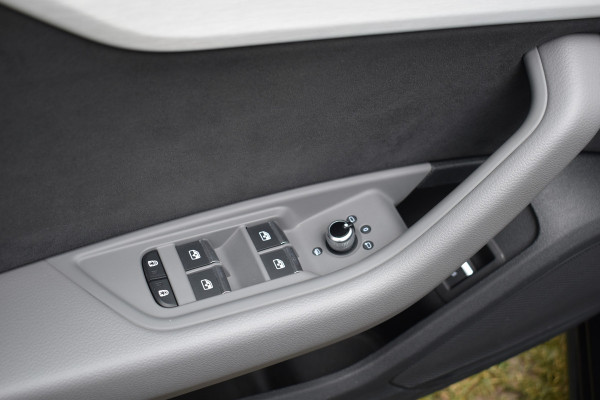 Audi A4 Limousine 35 TFSI S-line 2.0 Mild Hybrid S-line black edition Automaat Leder interieur