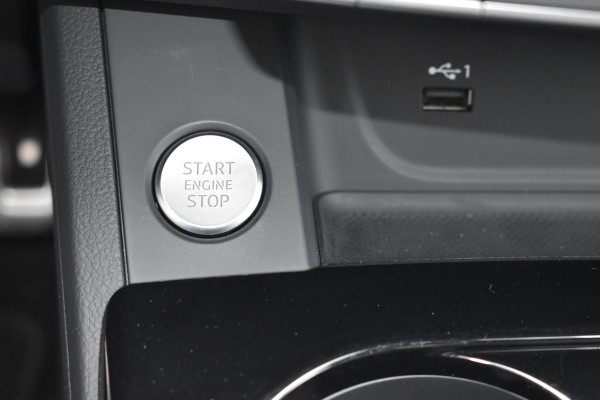 Audi A4 Limousine 35 TFSI S-line 2.0 Mild Hybrid S-line black edition Automaat Leder interieur